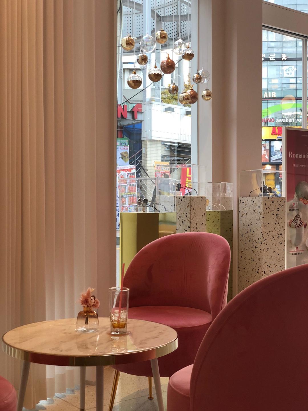 係眼鏡鋪同時又係一間咖啡廳？弘大「CARIN LOUNGE」探訪記，超靚打卡風格但...甜品令人差強人意